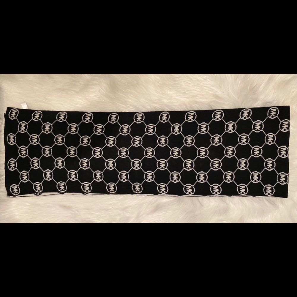 Mi bawl Kor’s scarf